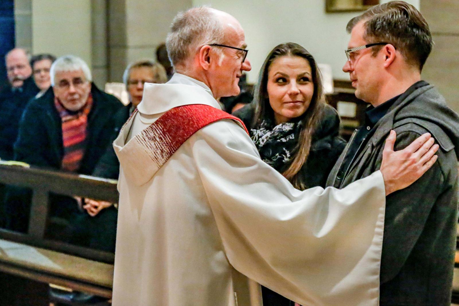 Pfarrer Ludger Keite segnet ein Paar.