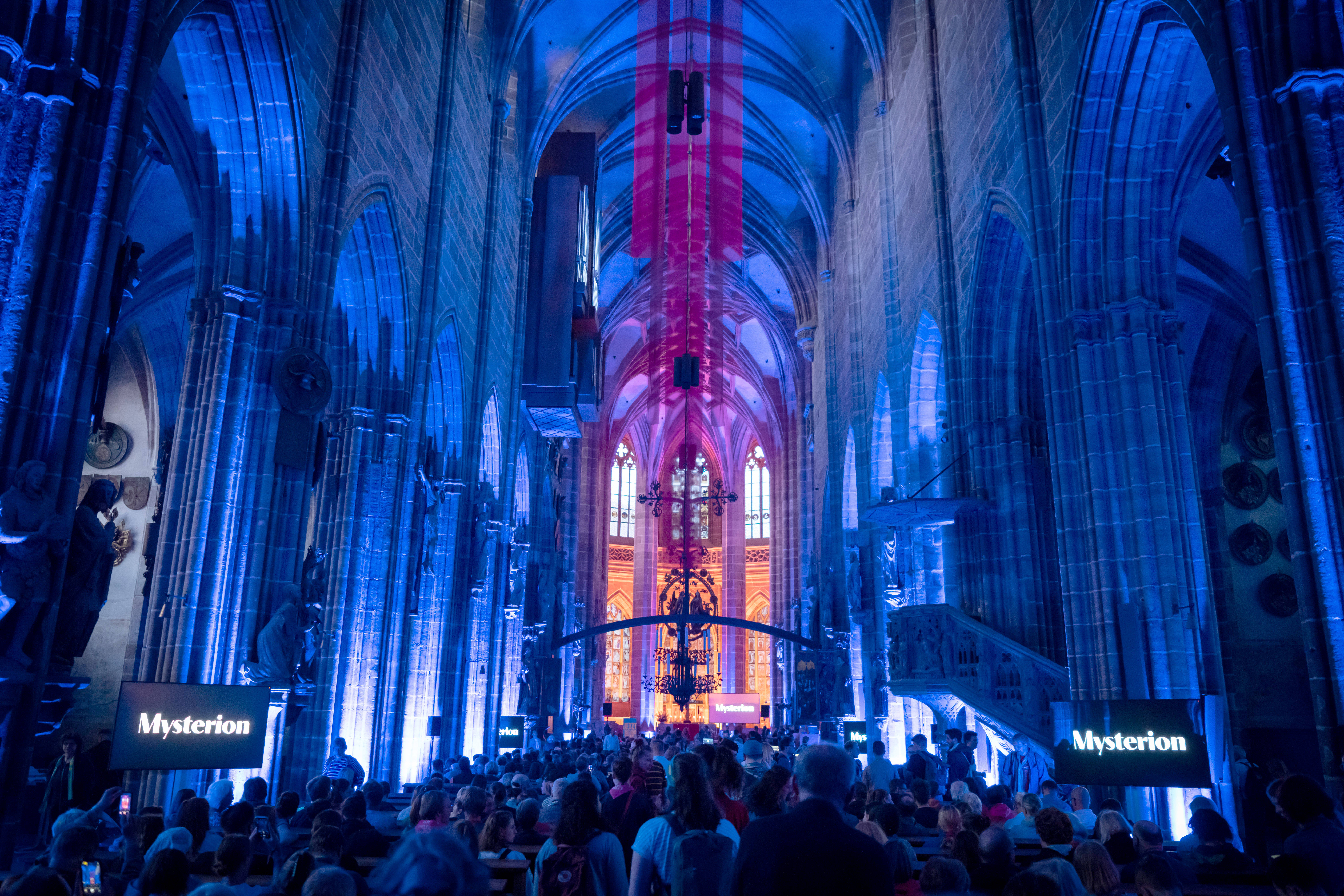 Blau illuminierte Kirche beim Evangelischen Kirchentag in Nürnberg