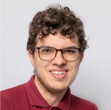 Eine Person mit Brille schaut in die Kamera