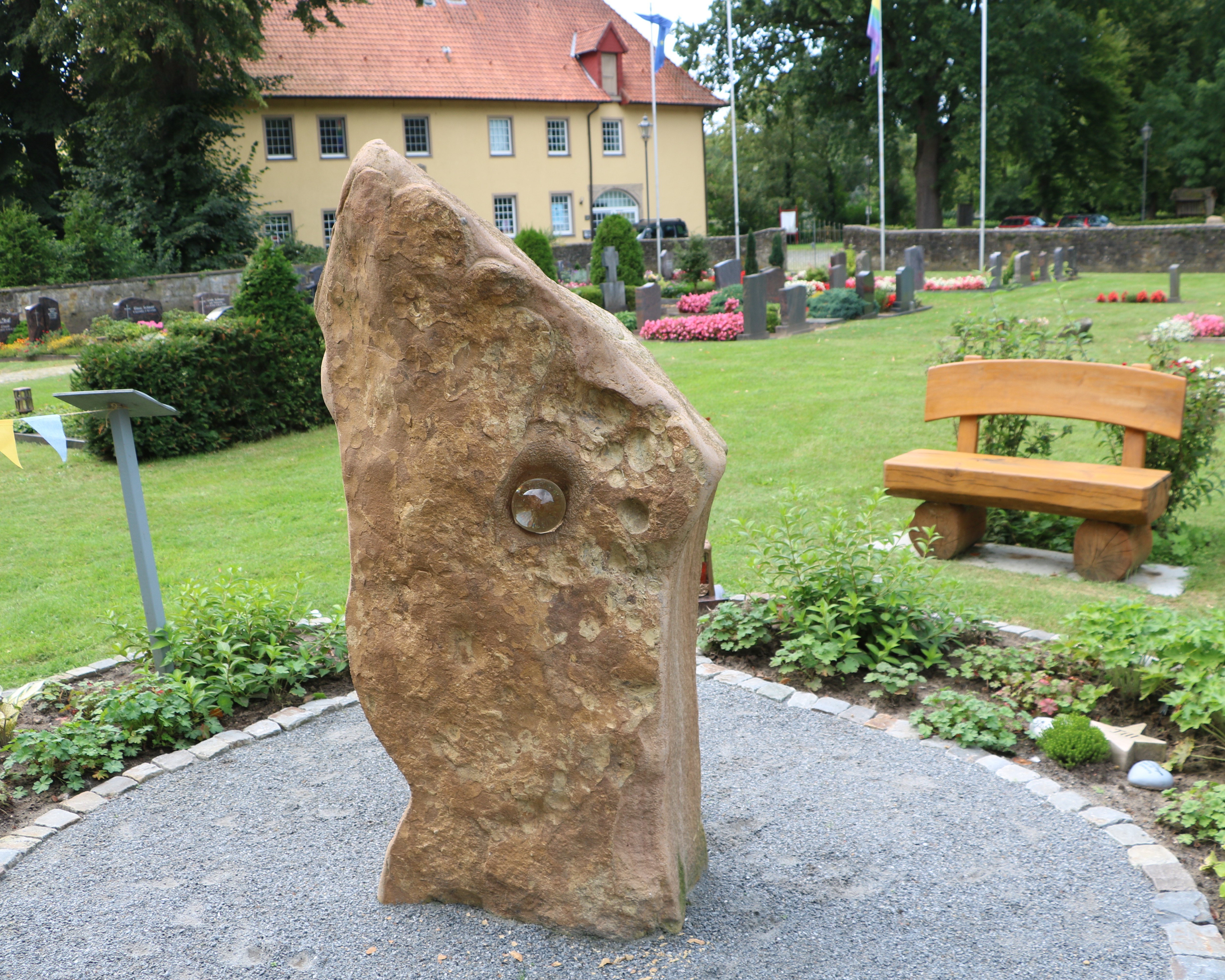 Blick auf eine Skulptur aus Sandstein