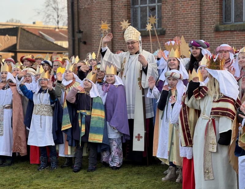 Bischof Dominicus sendet Sternsinger aus