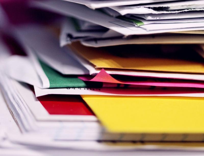 Ehrenamtliche helfen beim Beantworten von wichtiger Post