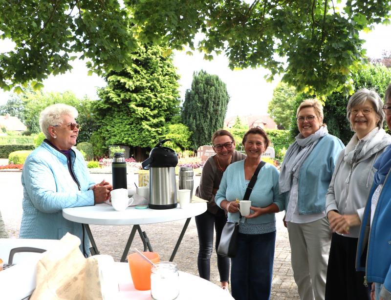 Kaffeepause auf dem Friedhof