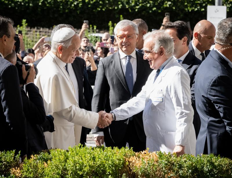 Frisch operierter Papst feiert Messe