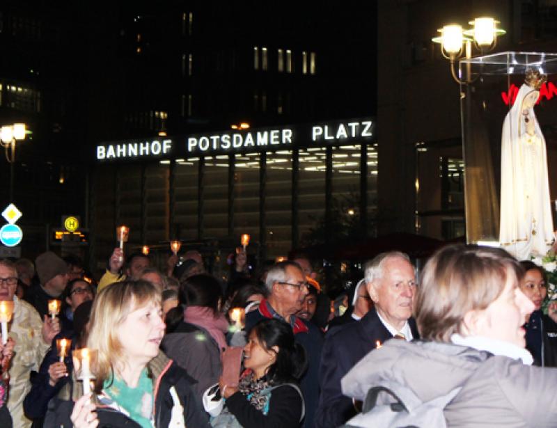 Maria unter dem Brandenburger Tor