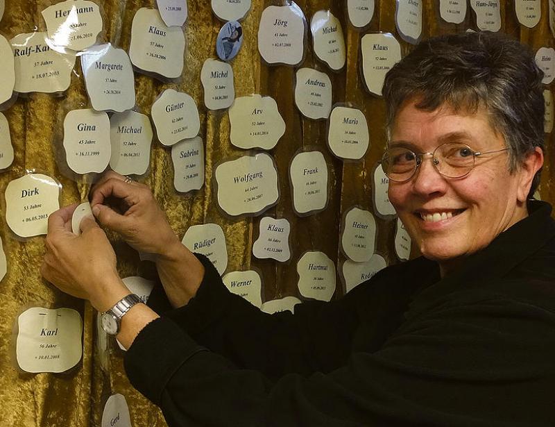 Ordenskleid mit AIDS-Schleife