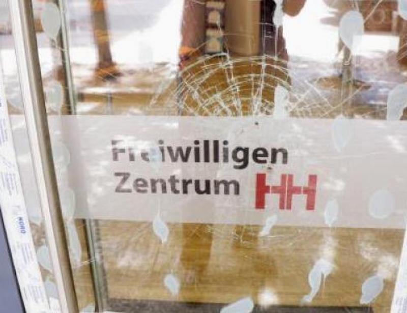 Freiwilligen Zentrum attackiert