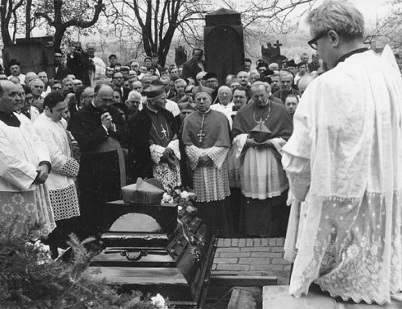 DDR-Katholiken unterstützten verfolgte Kirche