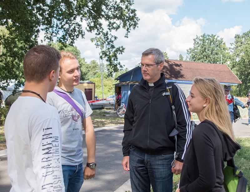 Pater Wilmer erobert  die Herzen der Jugend 