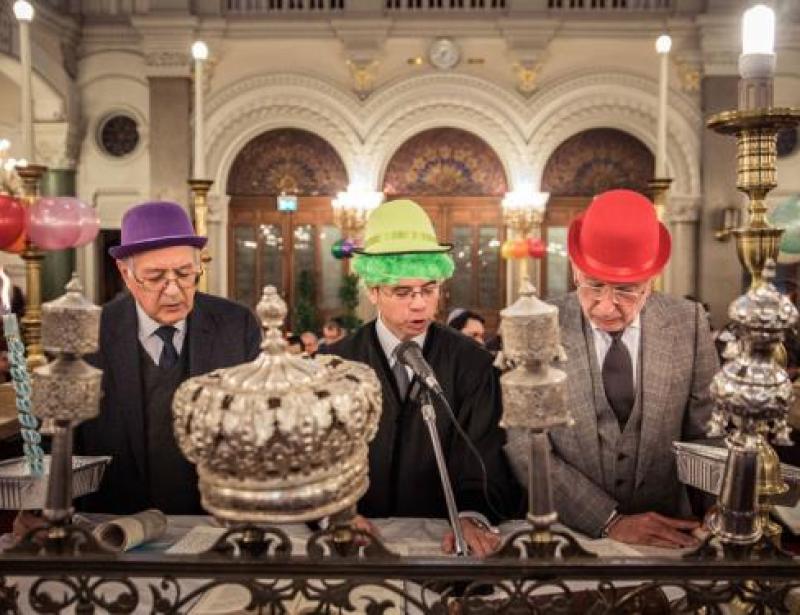 Wein, Kostüme und das Buch Esther