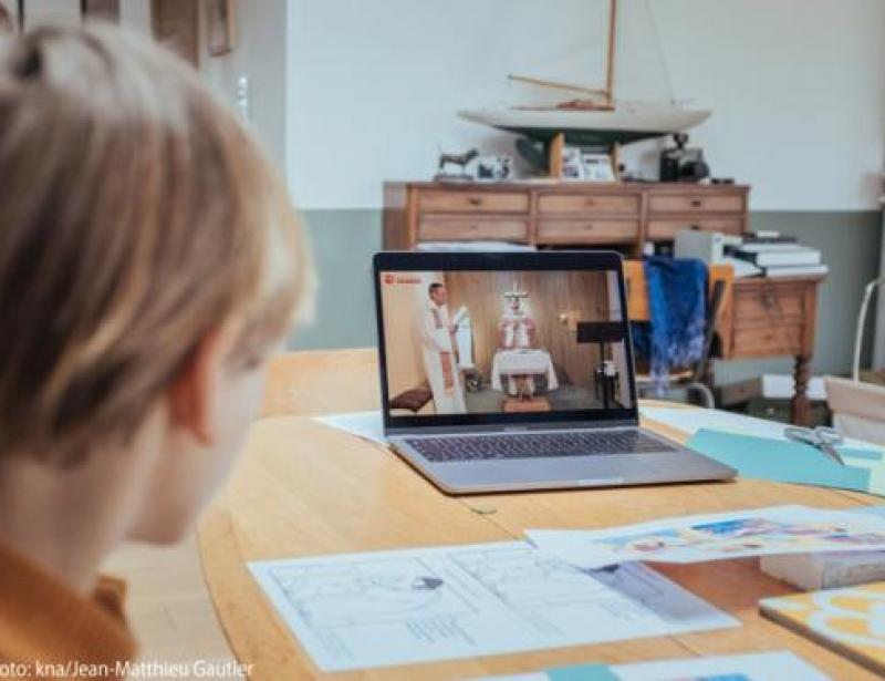 Mit der Kerze im Wohnzimmer