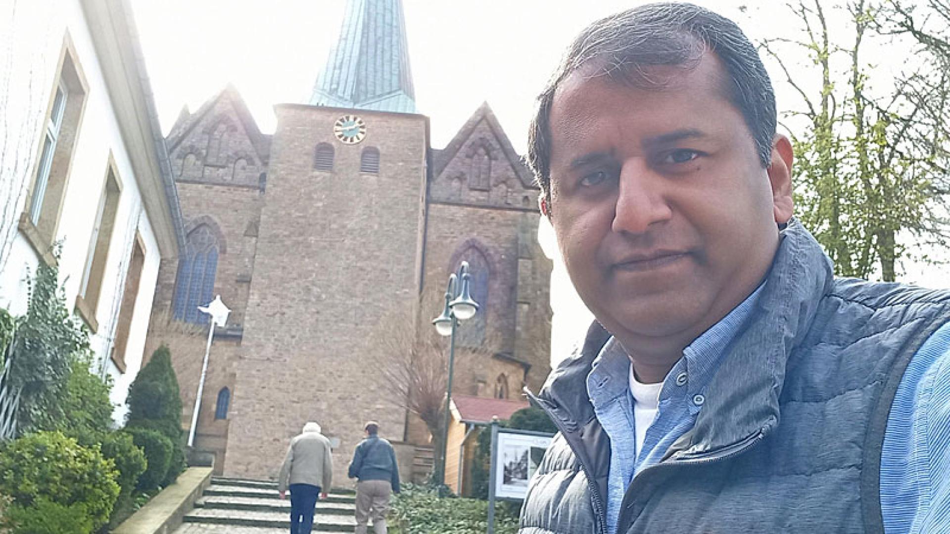 Pater Binoy vor der Kirche in Ostercappeln