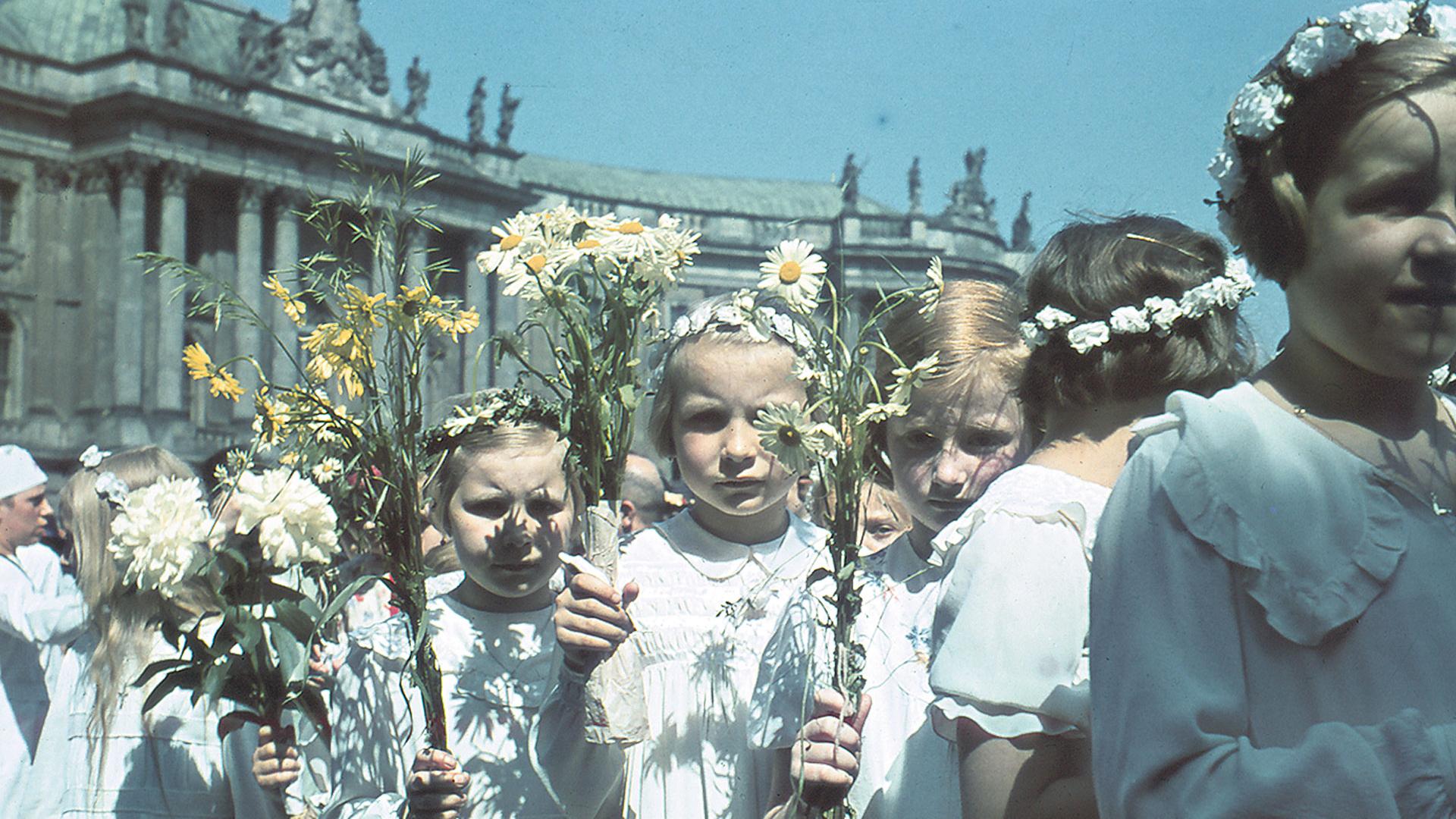 Erstkommunionkinder an Fronleichnam 1939 in Berlin