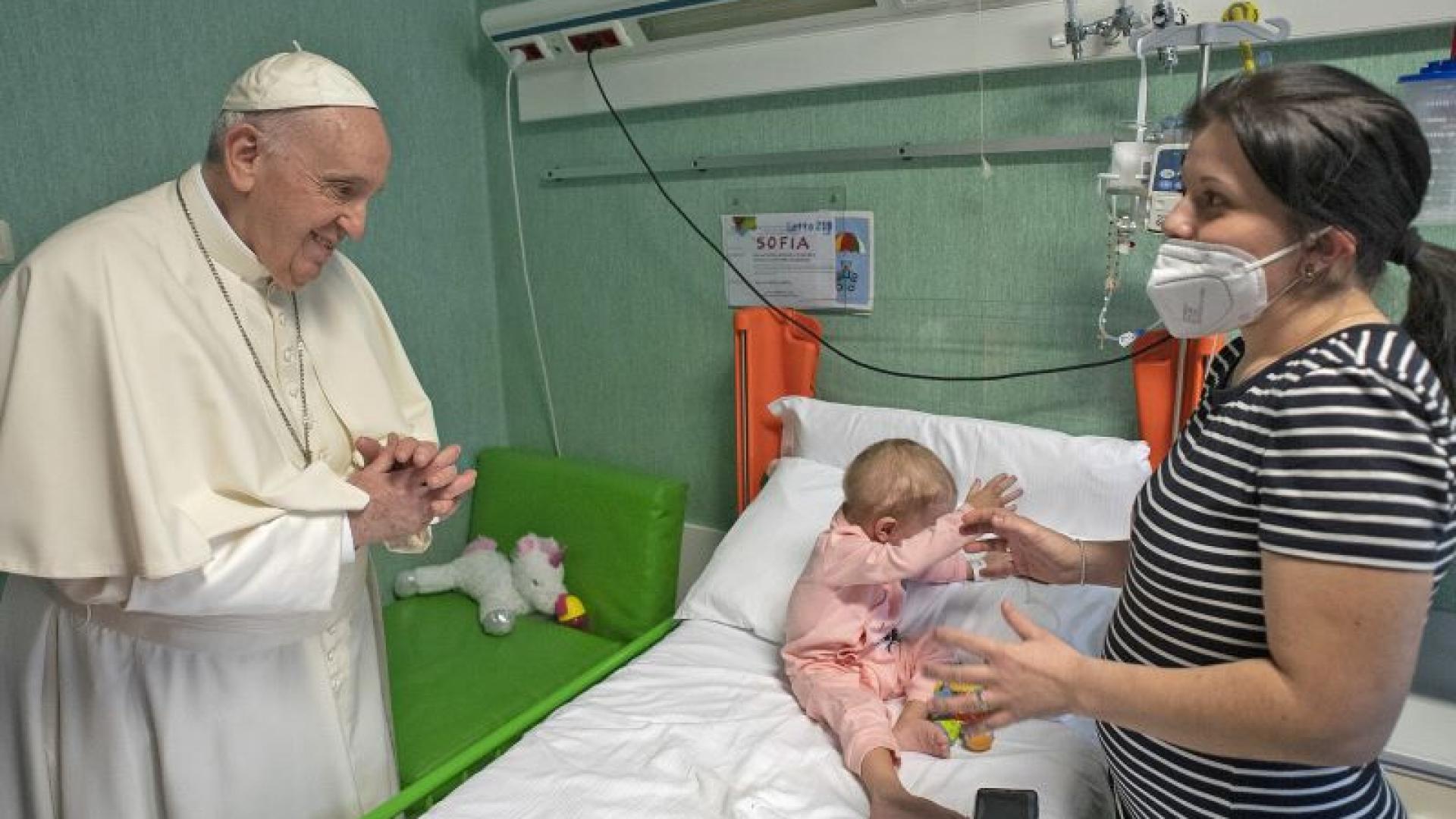 Papst Franziskus, Mutter, Kind im Krankenhaus