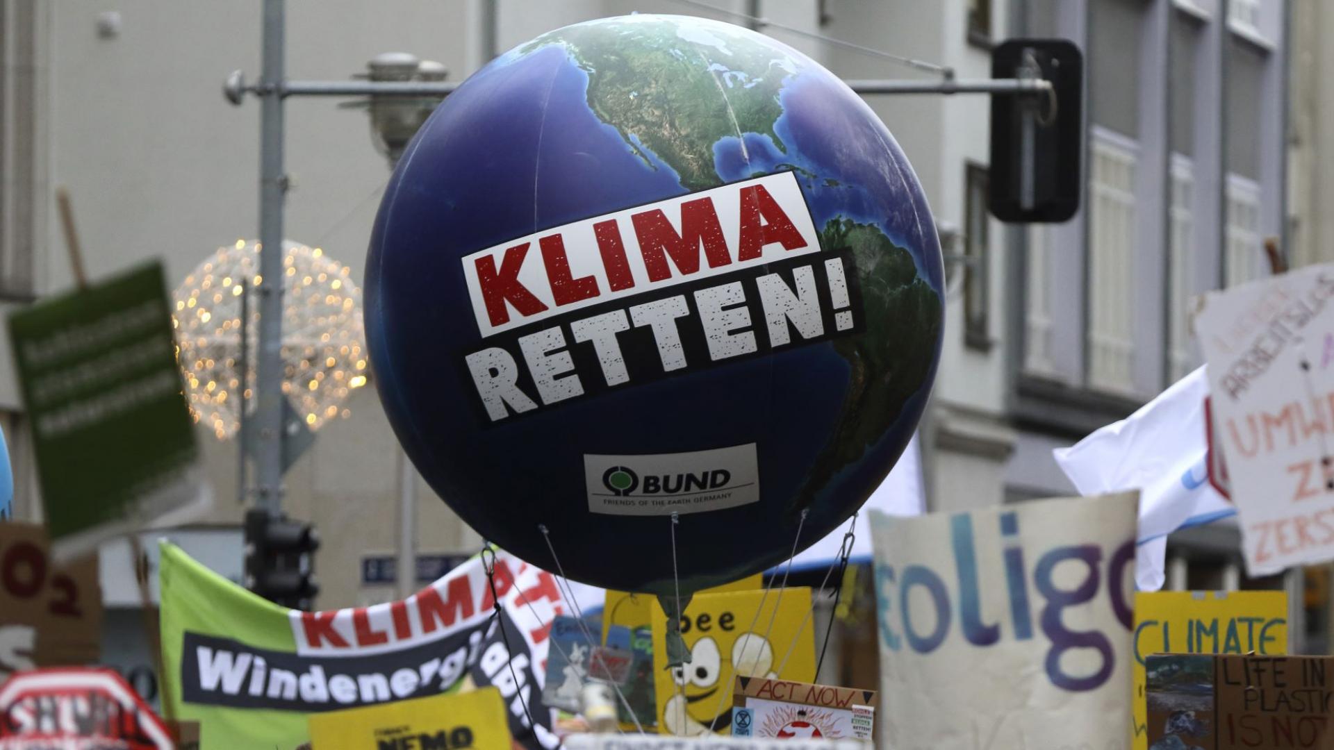 Auf einer Klimademonstration ist ein Luftballon mit der Aufschrift "Klima retten" zu sehen