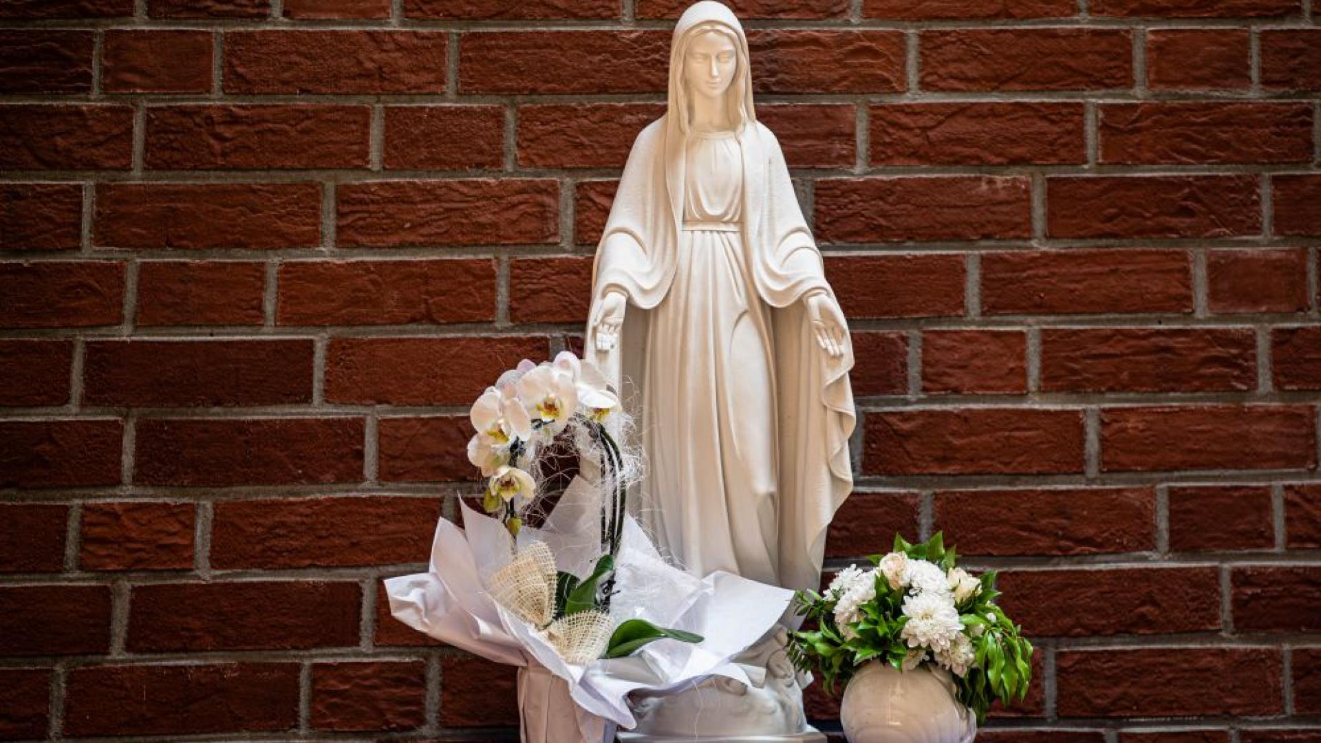 weiße Marienfigur in der Kirche St. Thomas Bremen
