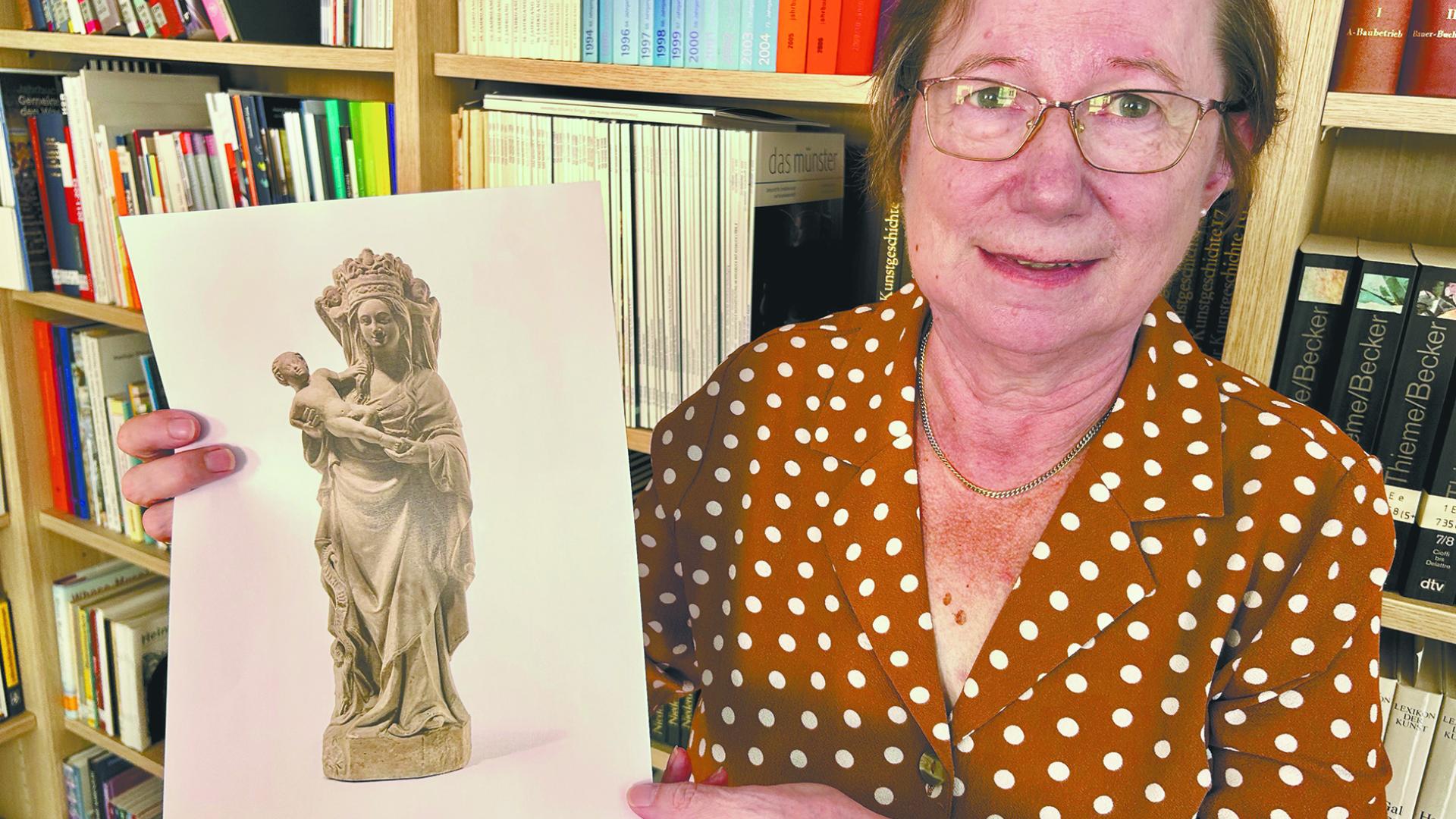 ä Museumsleiterin Claudia Höhl mit einem Bild der Sandsteinmadonna.