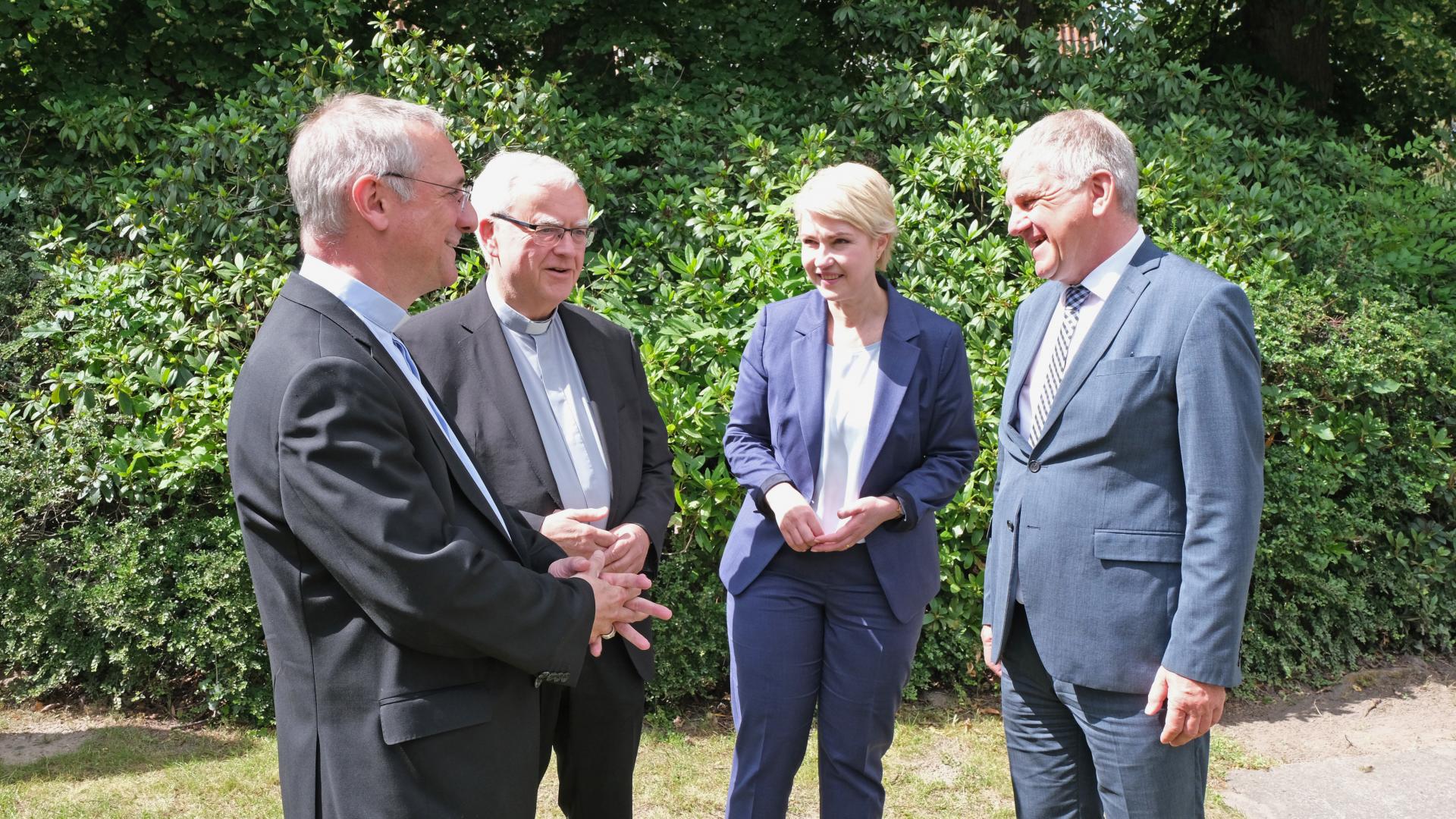 Erzbischof Stefan Heße im Gespräch mit Erzbischof Heiner Koch, Ministerpräsidentin Manuela Schwesig und Norbert Nagler vom Katholischen Büro Schwerin.