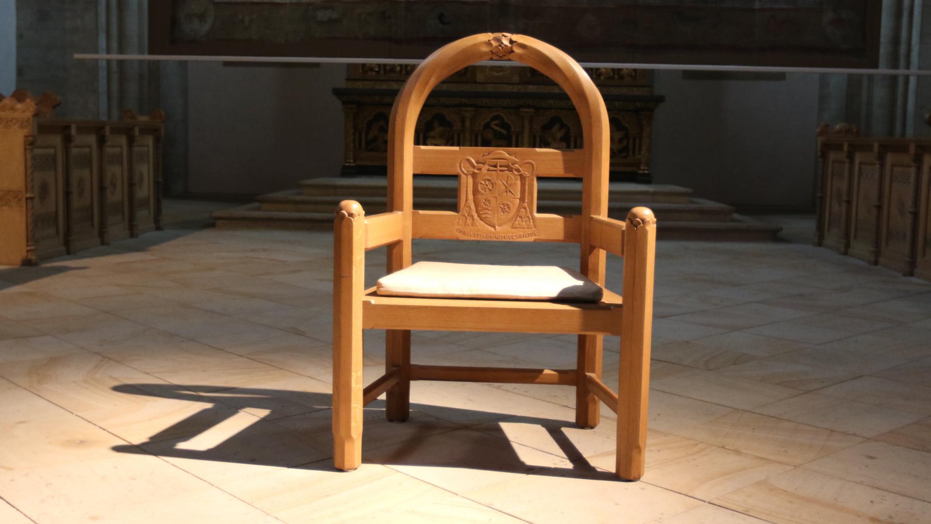 Ein leerer Stuhl im Altarraum