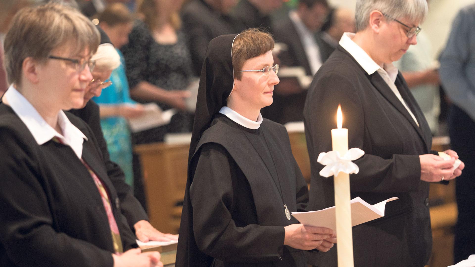 Schwester Ulrike Maria (Mitte) während der Messe.