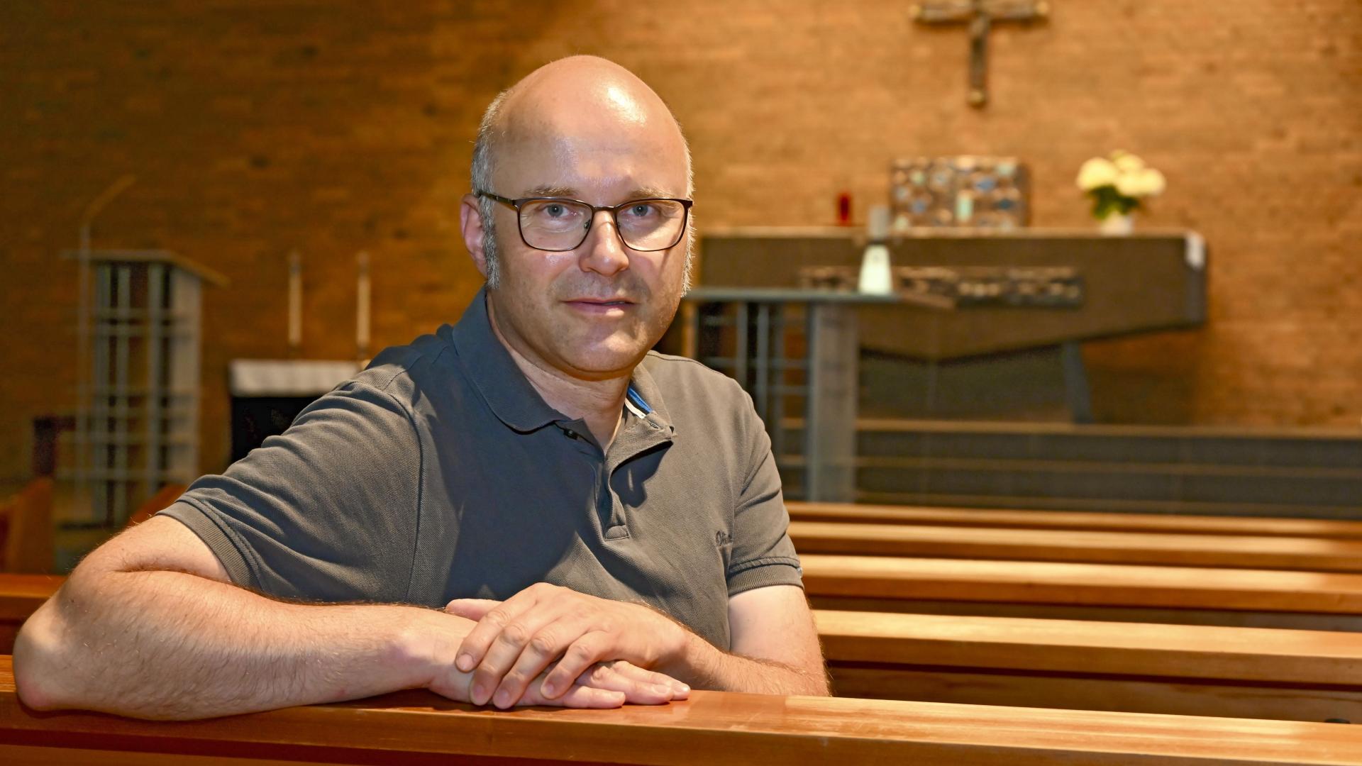 Detlef Brückner sitzt in einer Kirche