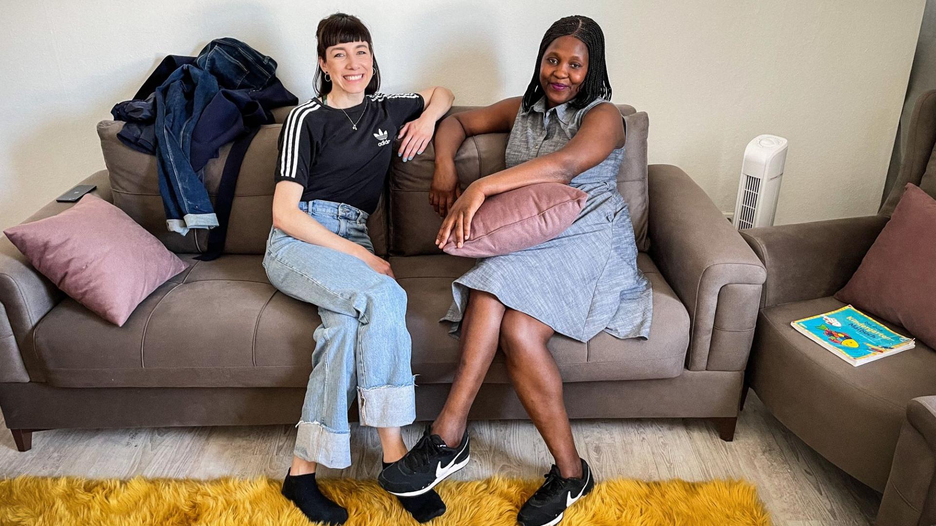 Esther Köb und Rachel sitzen auf dem Sofa in ihrer Berliner Wohnung