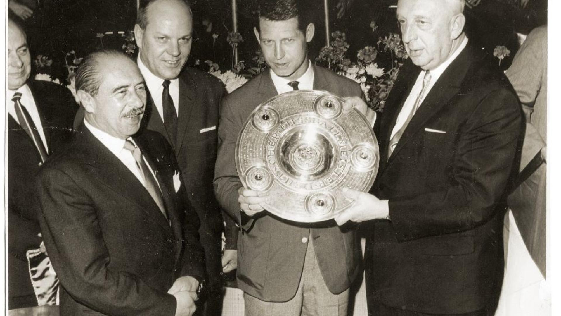 Überreichung Meisterschale Werder Bremen im Jahr 1965