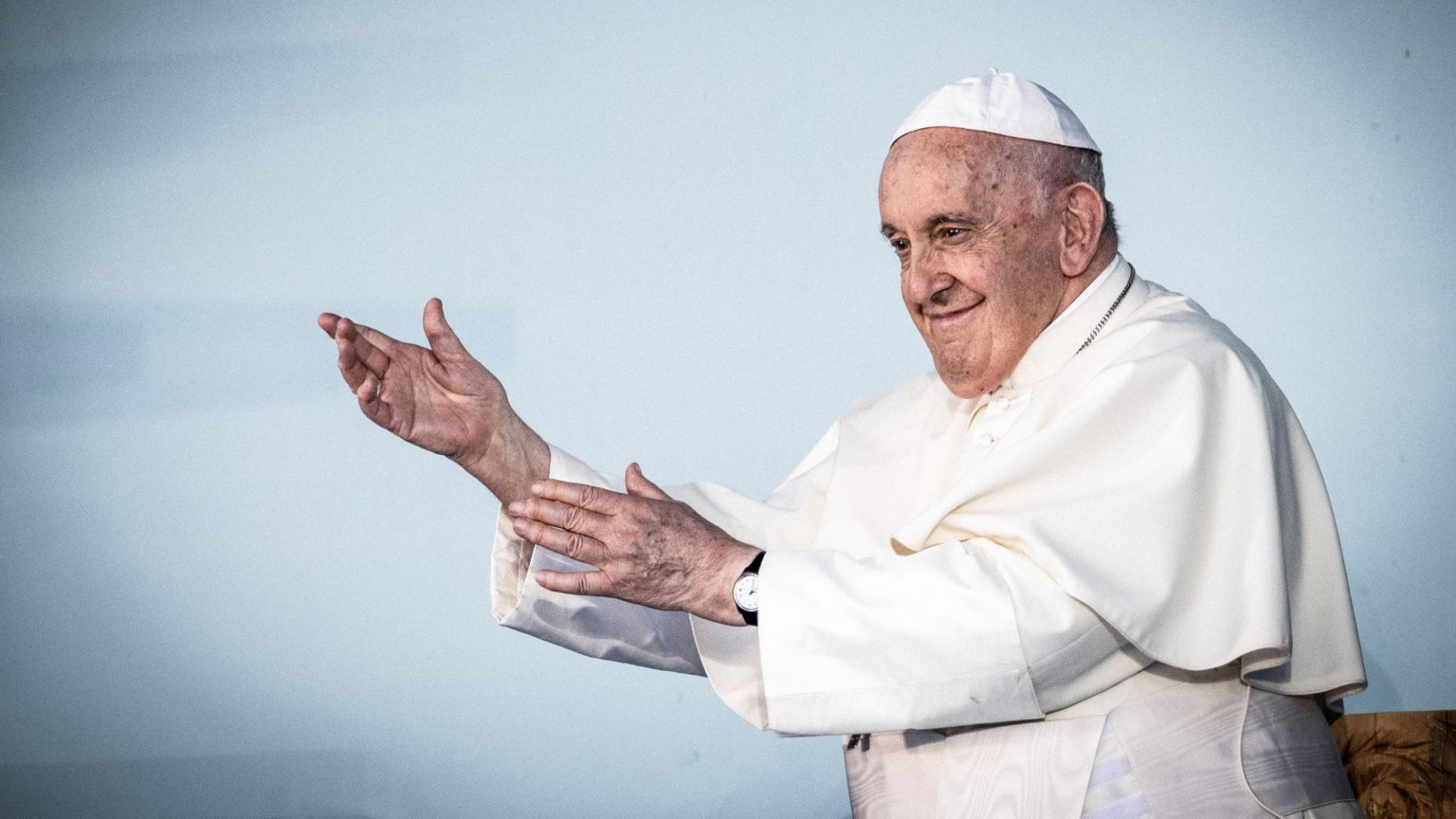 Papst Franziskus mit ausgebreiteten Armen beim Weltjugendtag