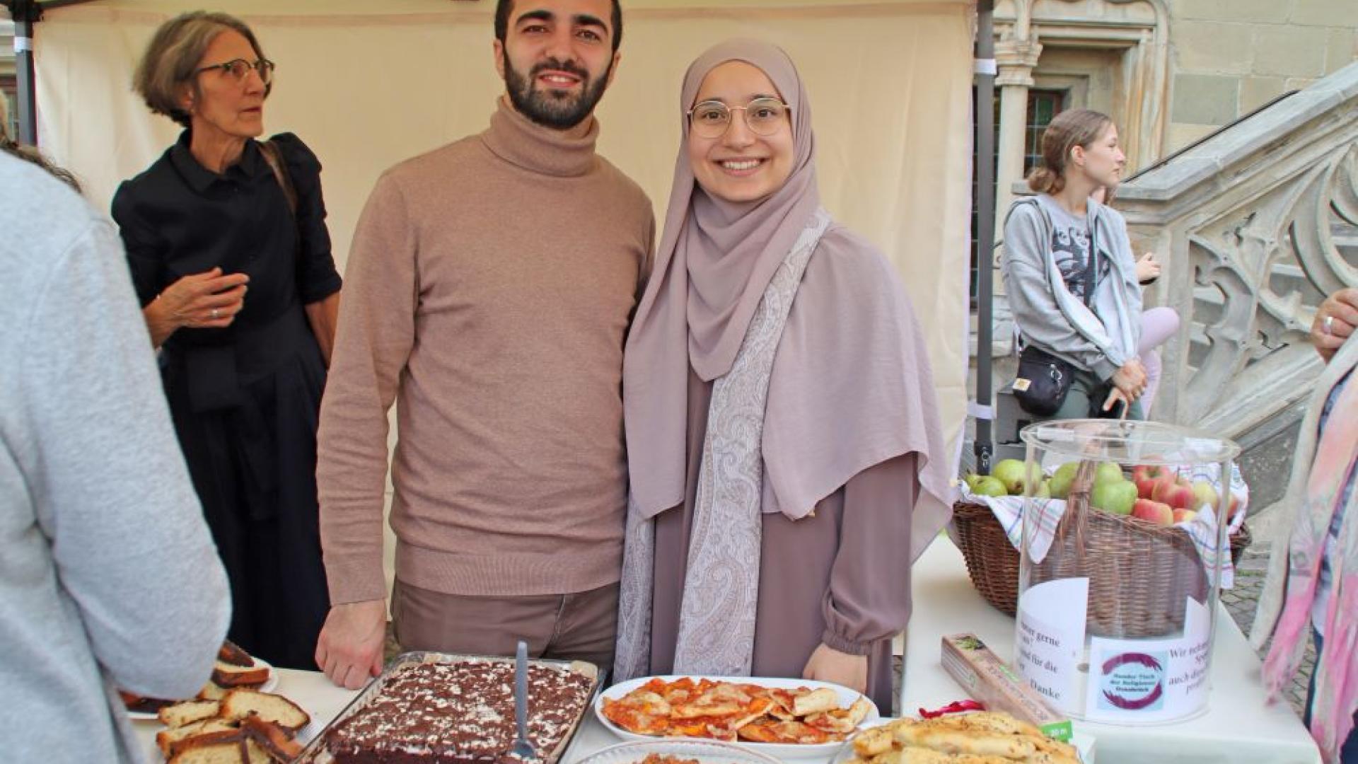Muslimisches Paar vor dem Osnabrücker Rathaus