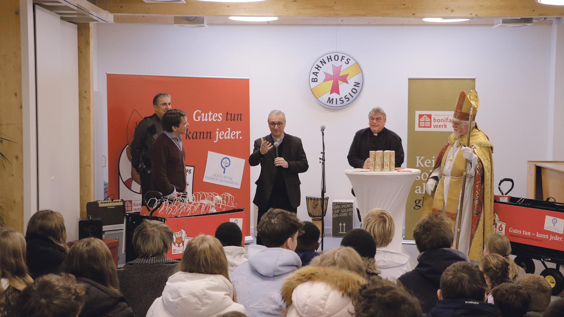 Veranstaltung bei der Bahnhofsmission mit Erzbischof Stefan Heße