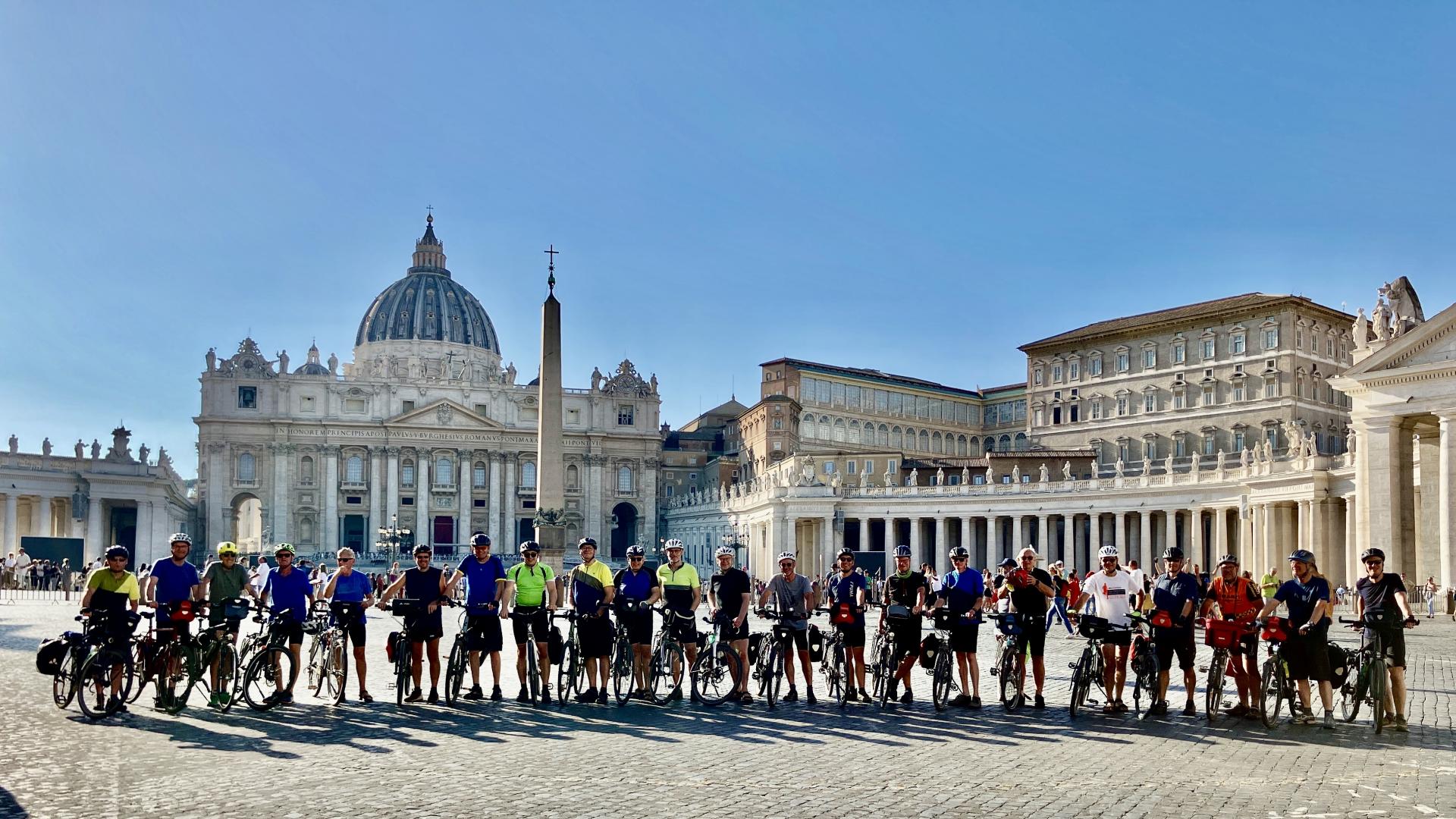 Eine Gruppe von Männern steht auf dem Petersplatz in Rom.