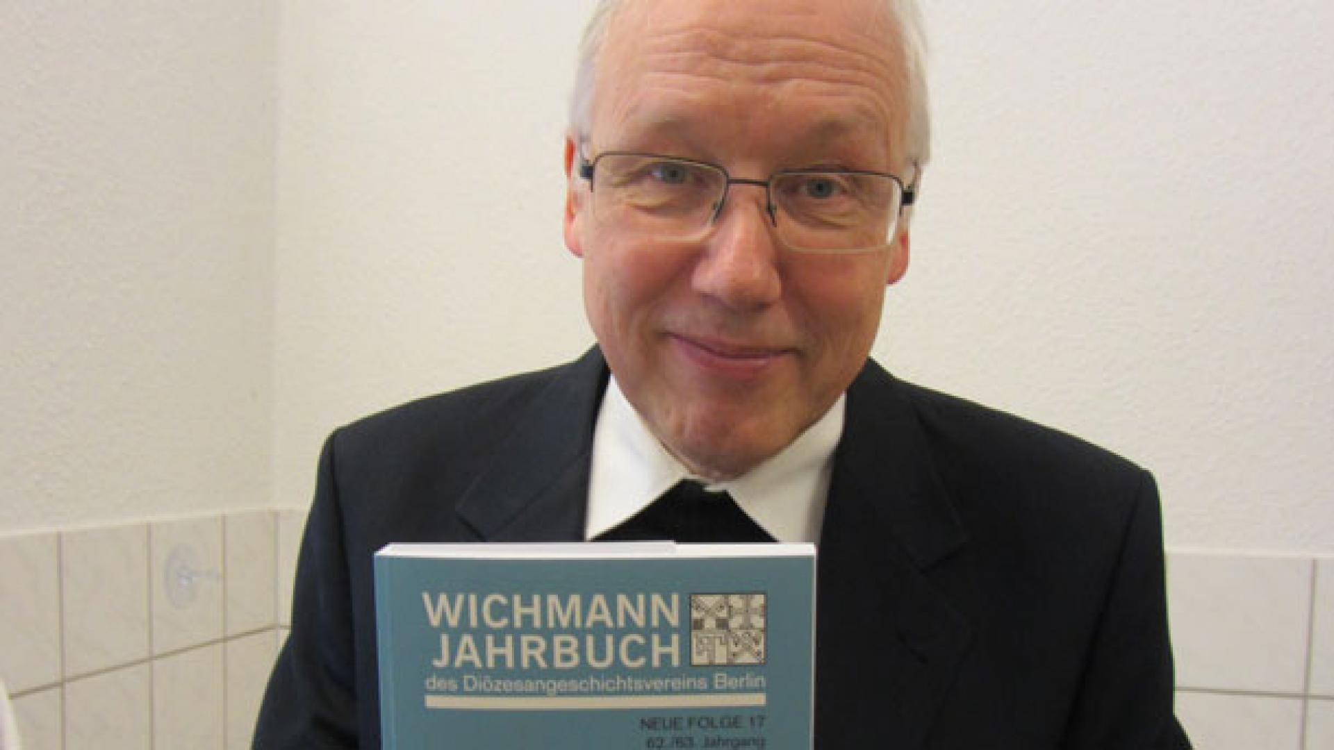 Pfarrer Michael Höhle hält das neue Wichmann-Jahrbuch