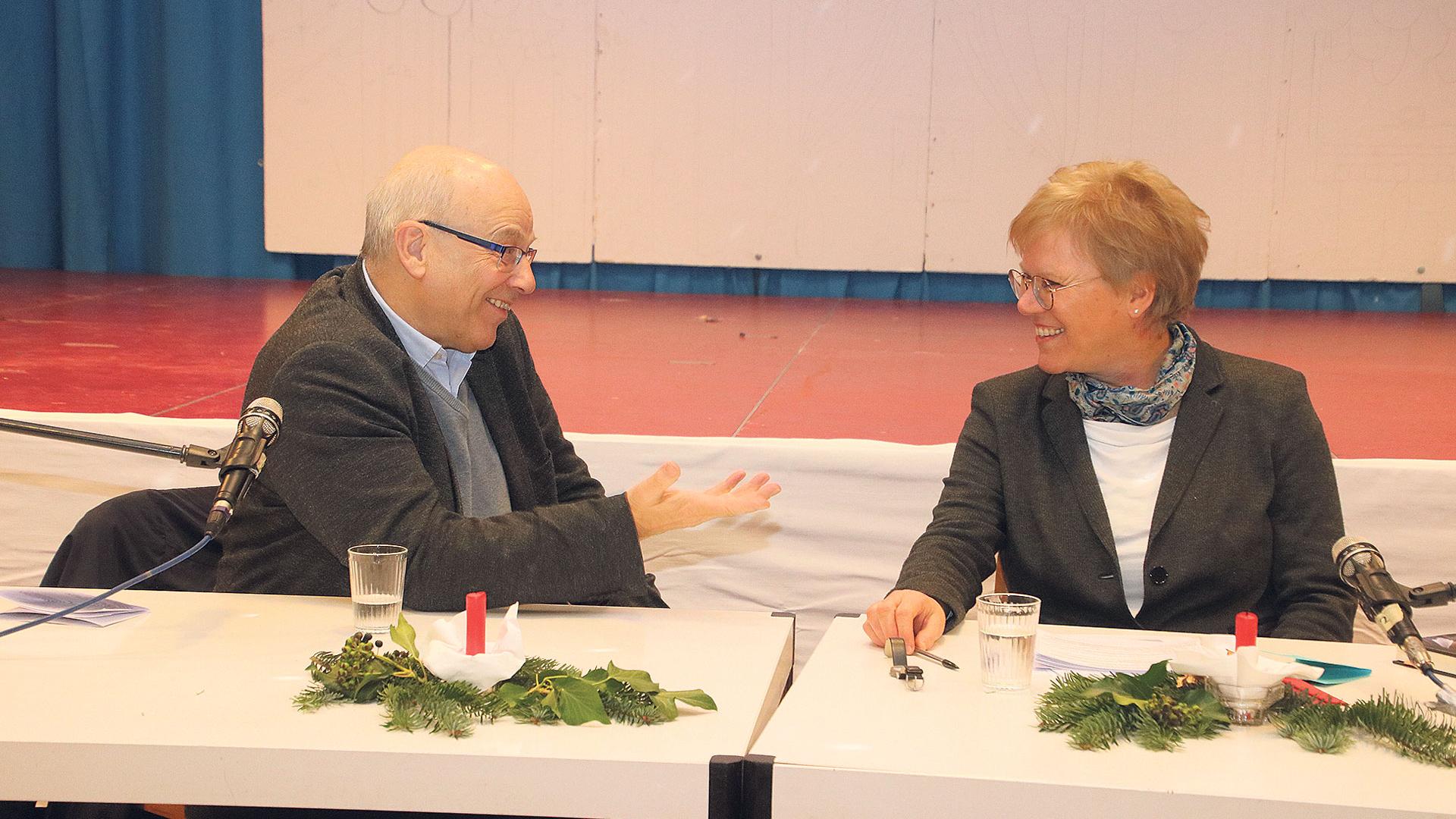 Pater Klaus Mertes mit der Moderatorin des Abends, Waltraud Eckert-König.