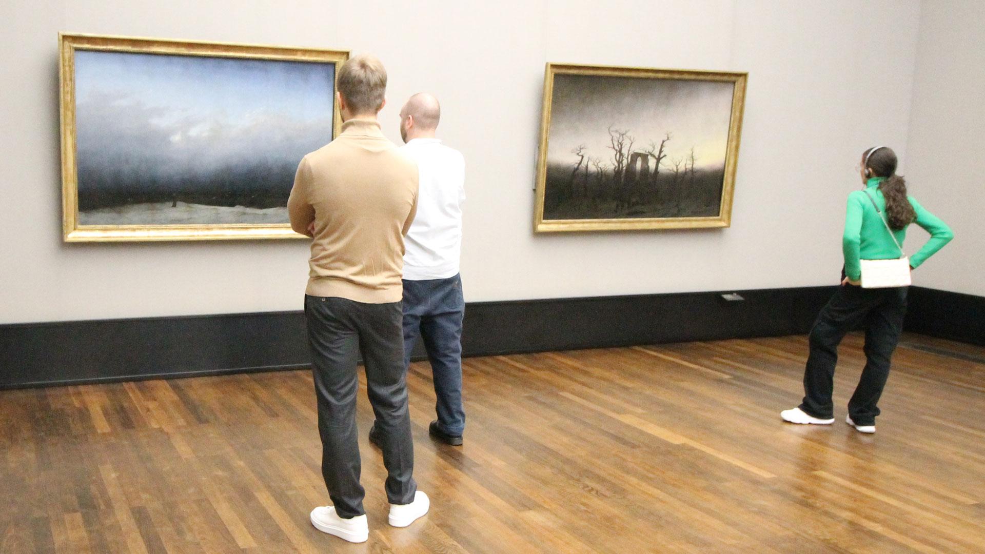 Besucher vor Caspar David Friedrichs Gemälden