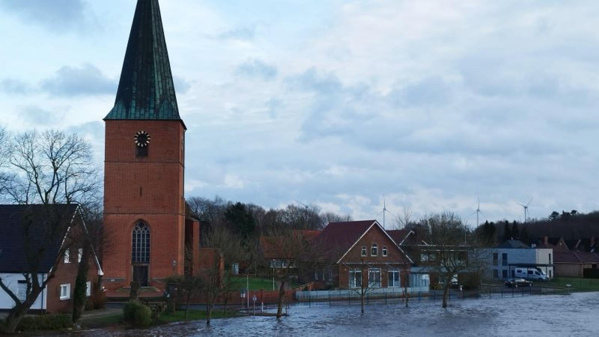 Eine Kirche wird von Hochwasser bedroht