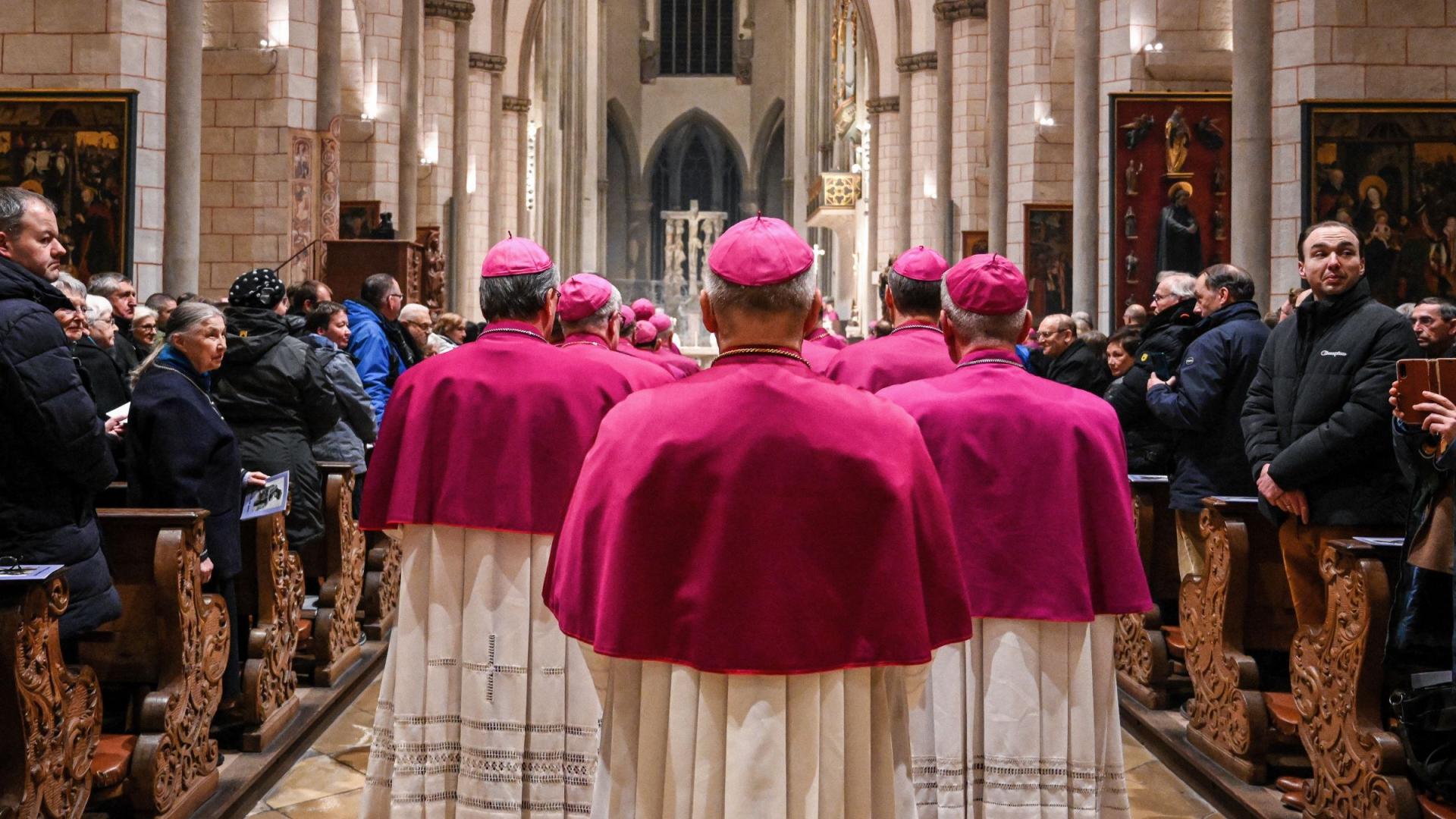 Die deutschen Bischöfe beim Einzug zum Eröffnungsgottesdienst der Frühjahrsvollversammlung 2024 in Augsburg