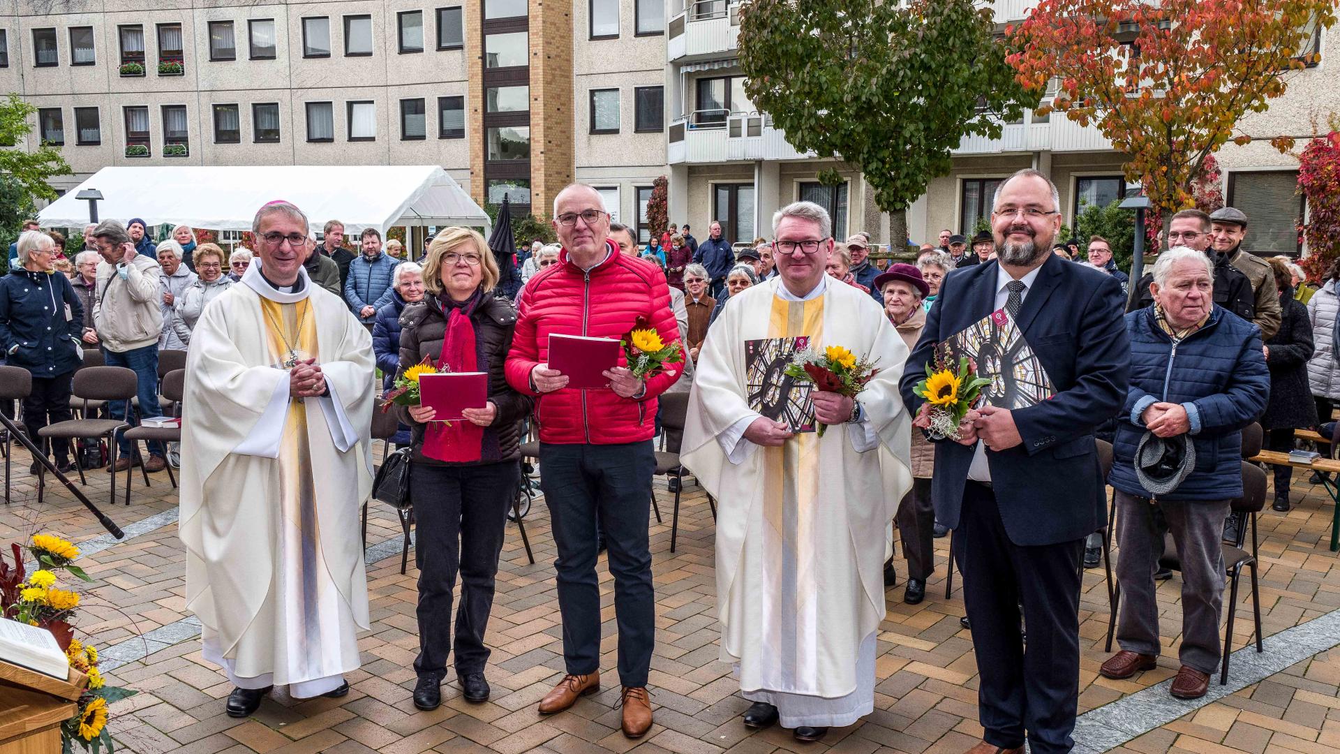 Oktober 2021 in Neubrandenburg: Erzbischof Stefan Heße beauftragt das Leitungsteam der Pfarrei St. Lukas: Gabriele-Maria Kohl (links), Michael Nötzel, Florin Edenhofer und Daniel Gillner