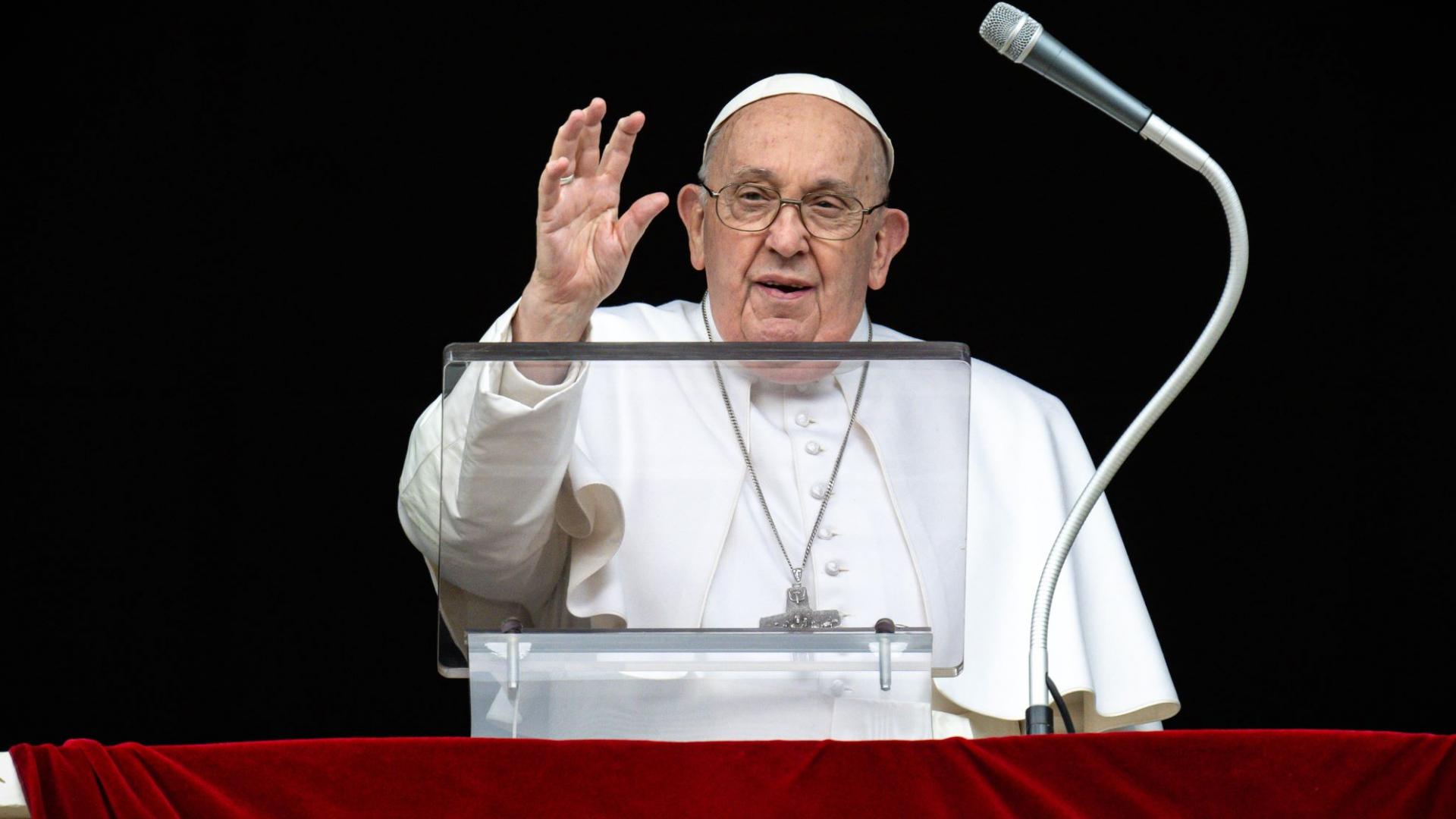 Papst Franziskus winkt Gläubigen während des Mittagsgebets auf dem Petersplatz