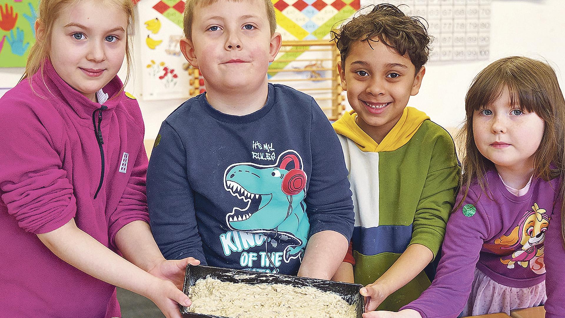 Schüler der Klasse 1a mit einem noch ungebackenen „Soli-Brot“.