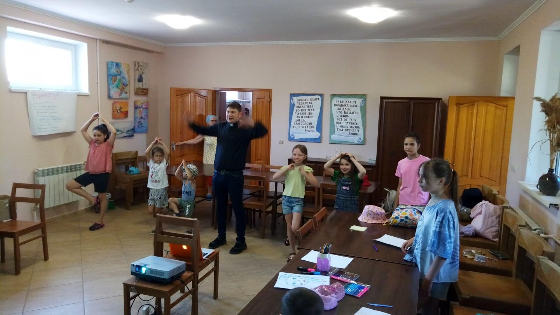 Ein Klassenzimmer mit Kindern und einem Lehrer, die Bewegungen machen