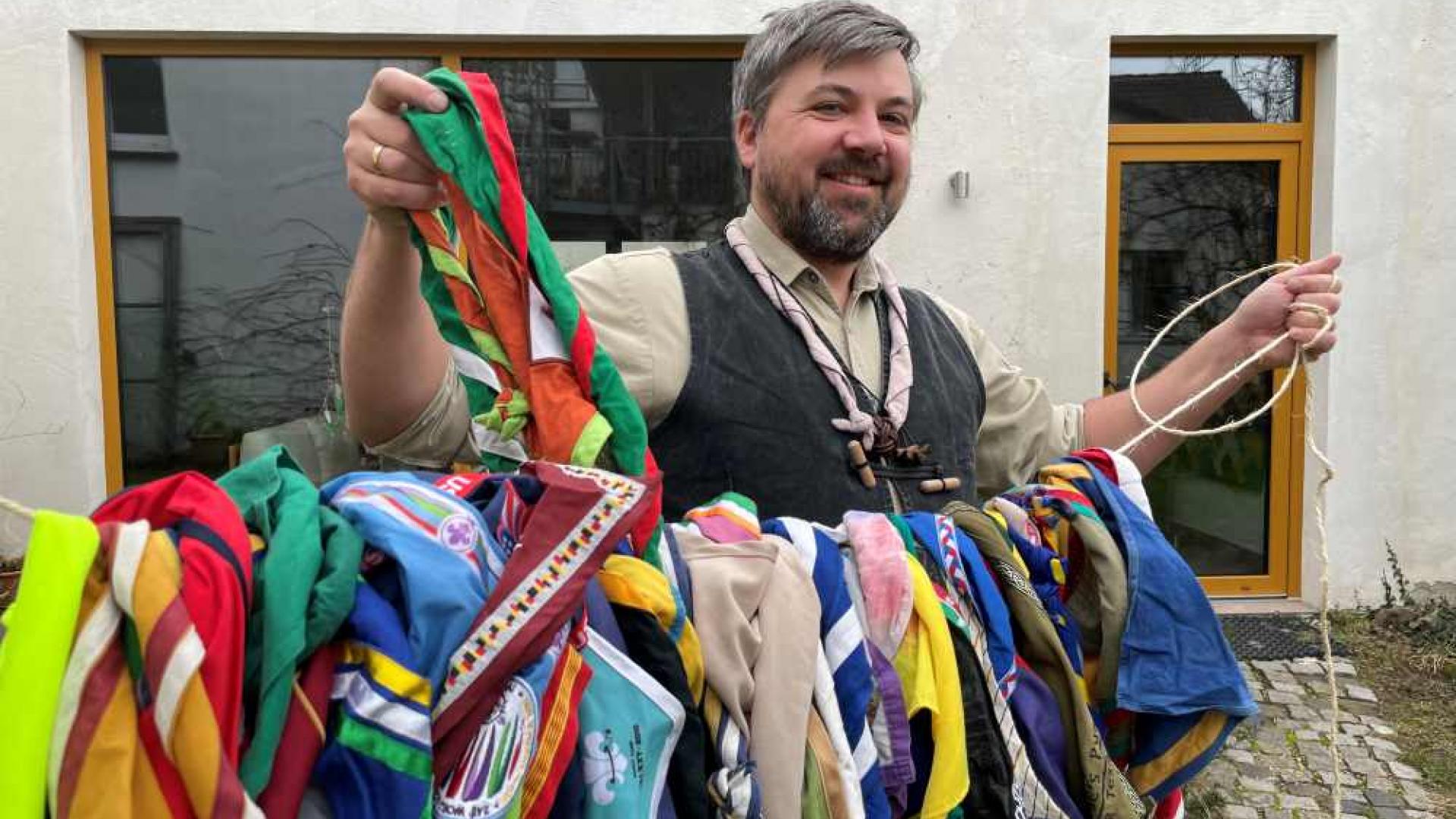 Joschka Hench hat mehr als 140 Halstücher aus rund 50 Ländern gesammelt. In Deutschland zeigt das Halstuch die Altersstufe des Pfadfinders an, in anderen Ländern hat jeder Stamm eigene Farben.