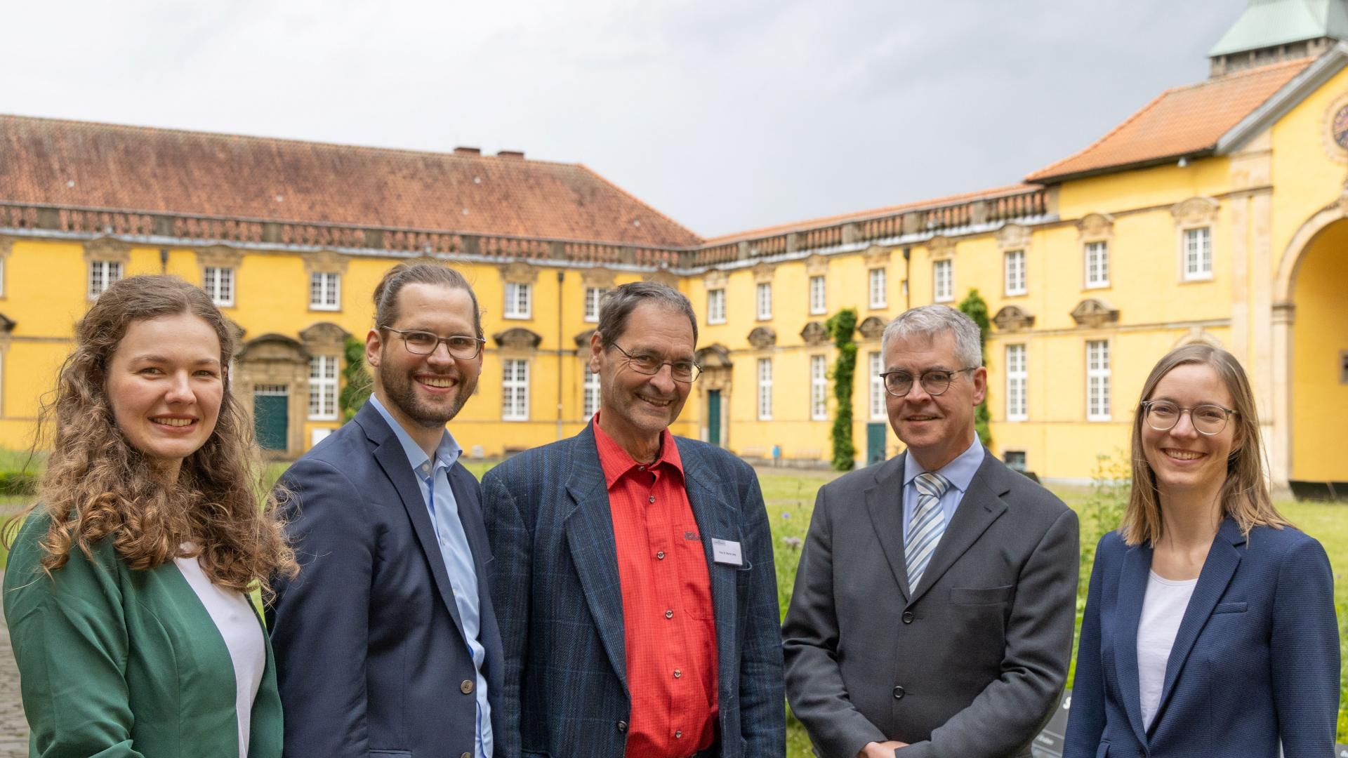 Zwei Frauen und drei Männer stehen im Innenhof des Osnabrücker Schlosses