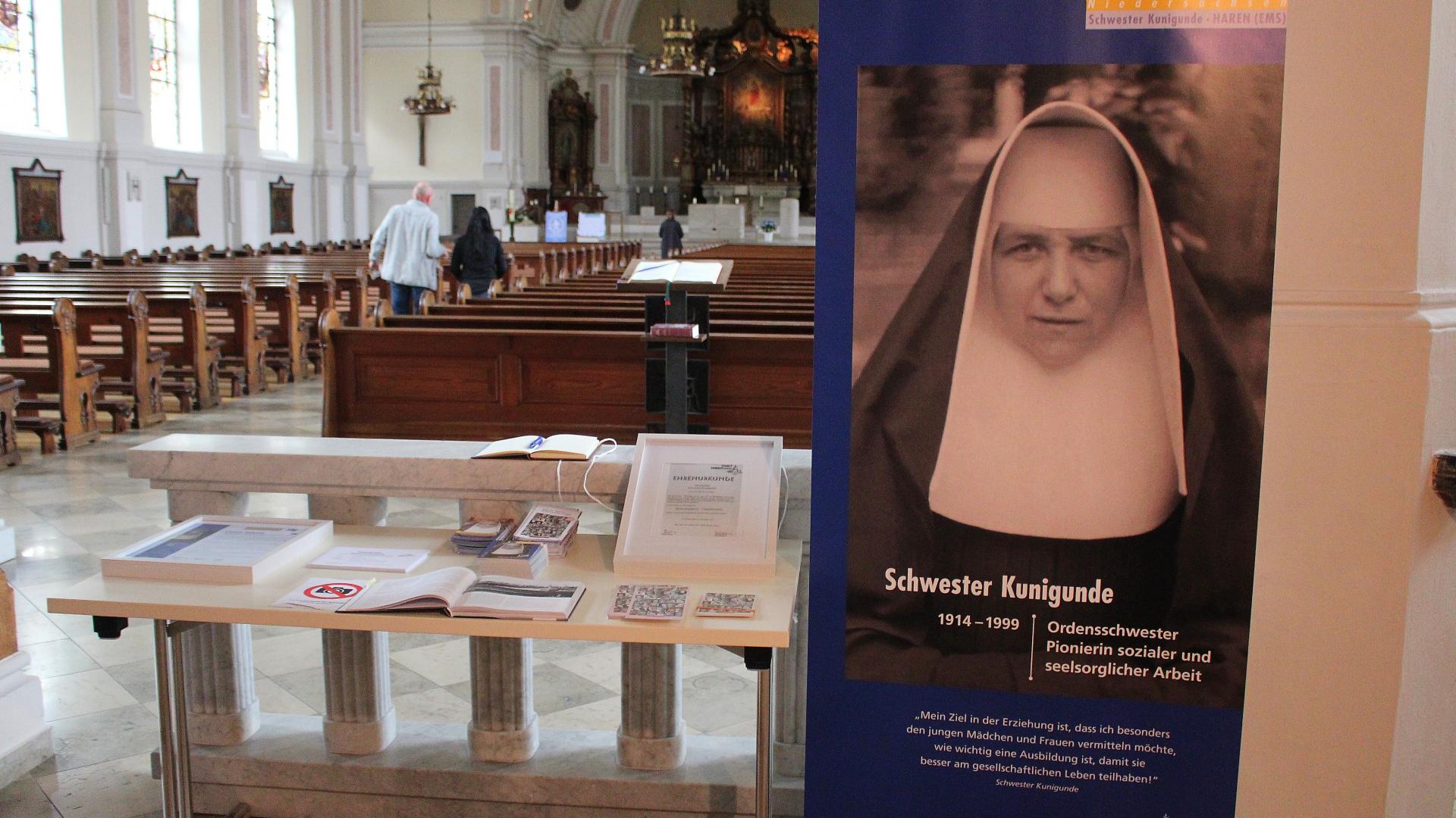 Ein Plakat mit einer Ordensfrau in einer Kirche