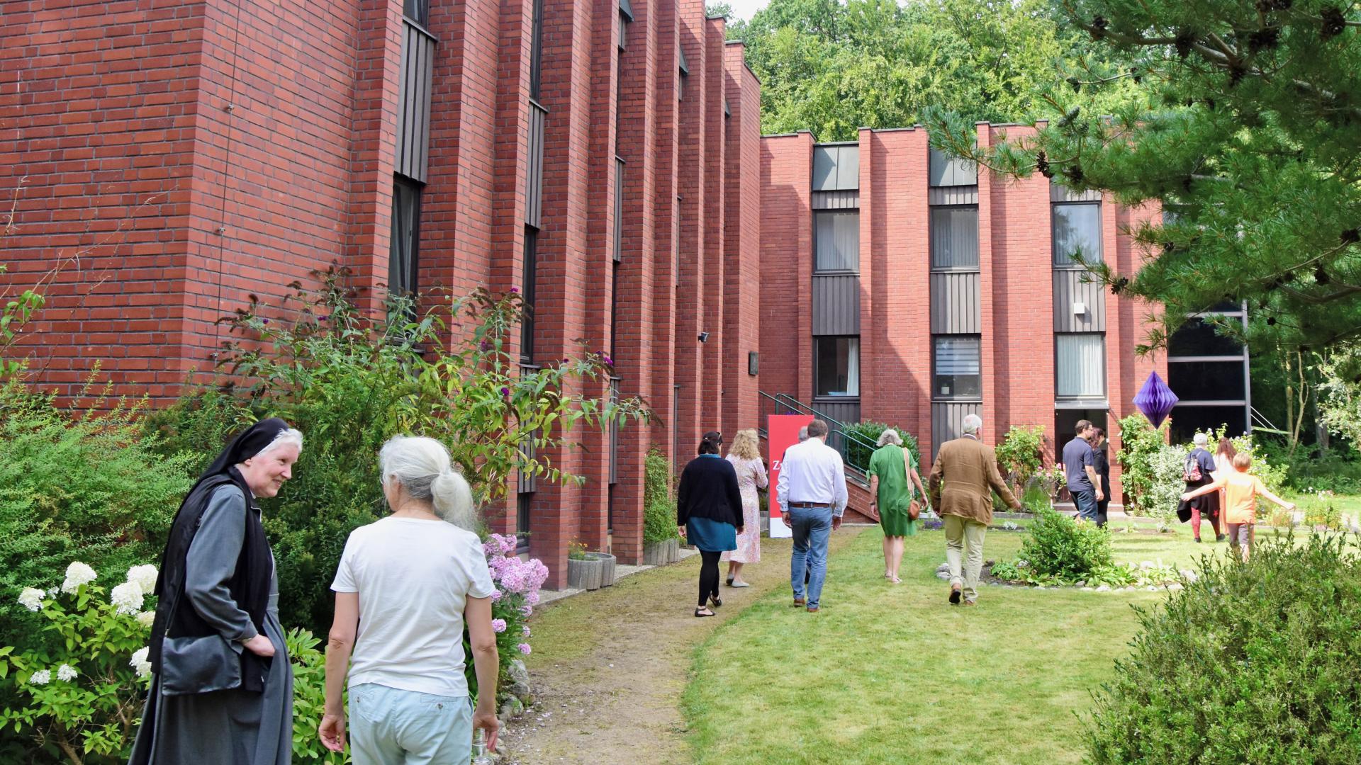 Menschen spazieren durch einen Garten