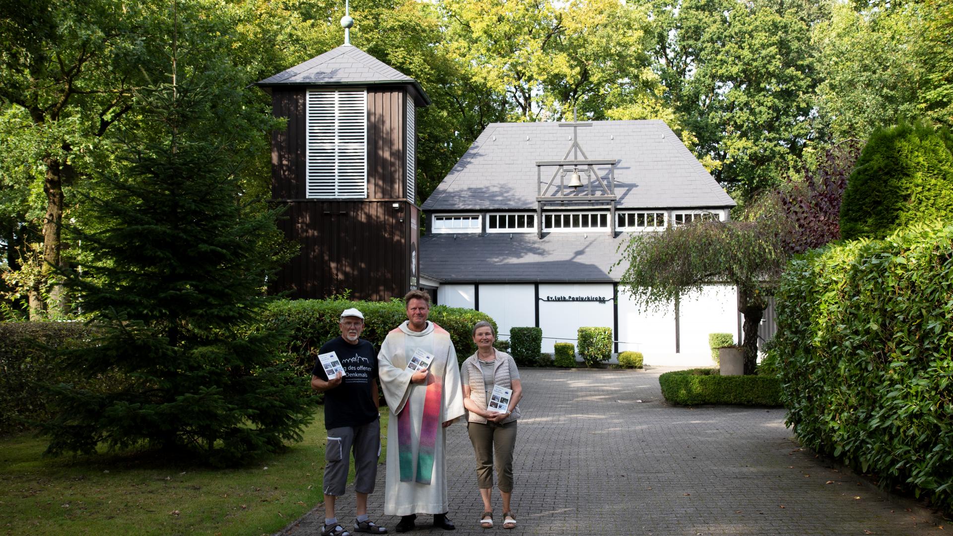 eine Kirche mit Menschen