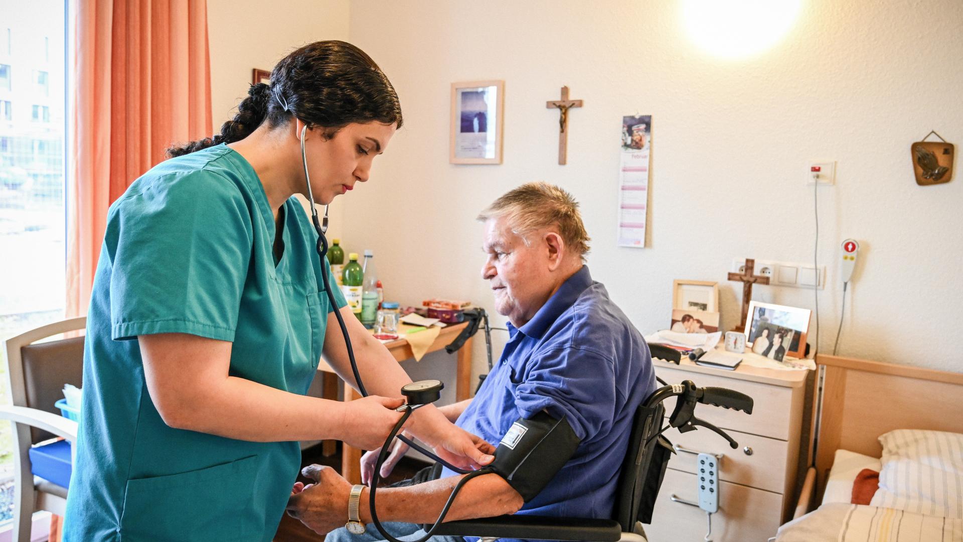 Blutdruckmessen im Altenheim - oft bleibt wenig Zeit für ein persönliches Gespräch. 