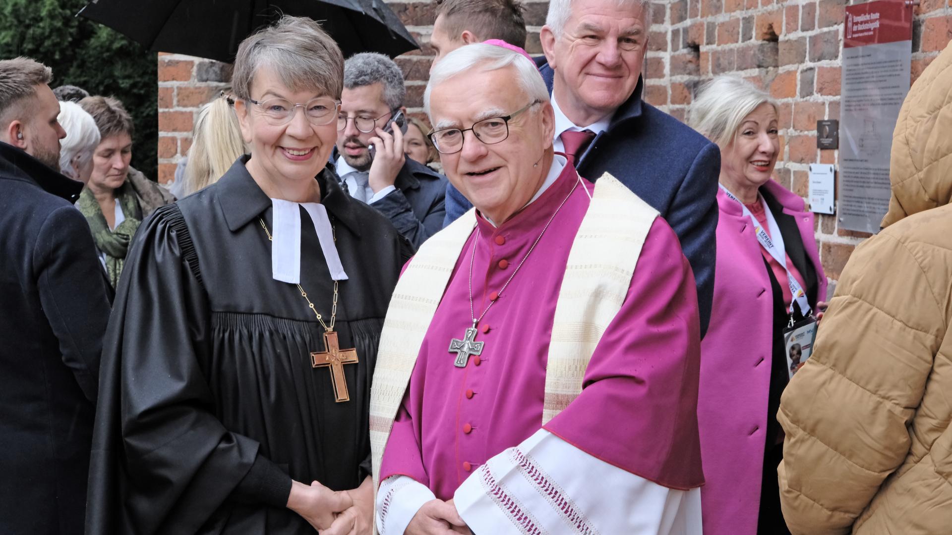 Bischöfin Kristina Kühnbaum-Schmidt, Erzbischof Heiner Koch und Norbert Nagler blicken in die Kamera
