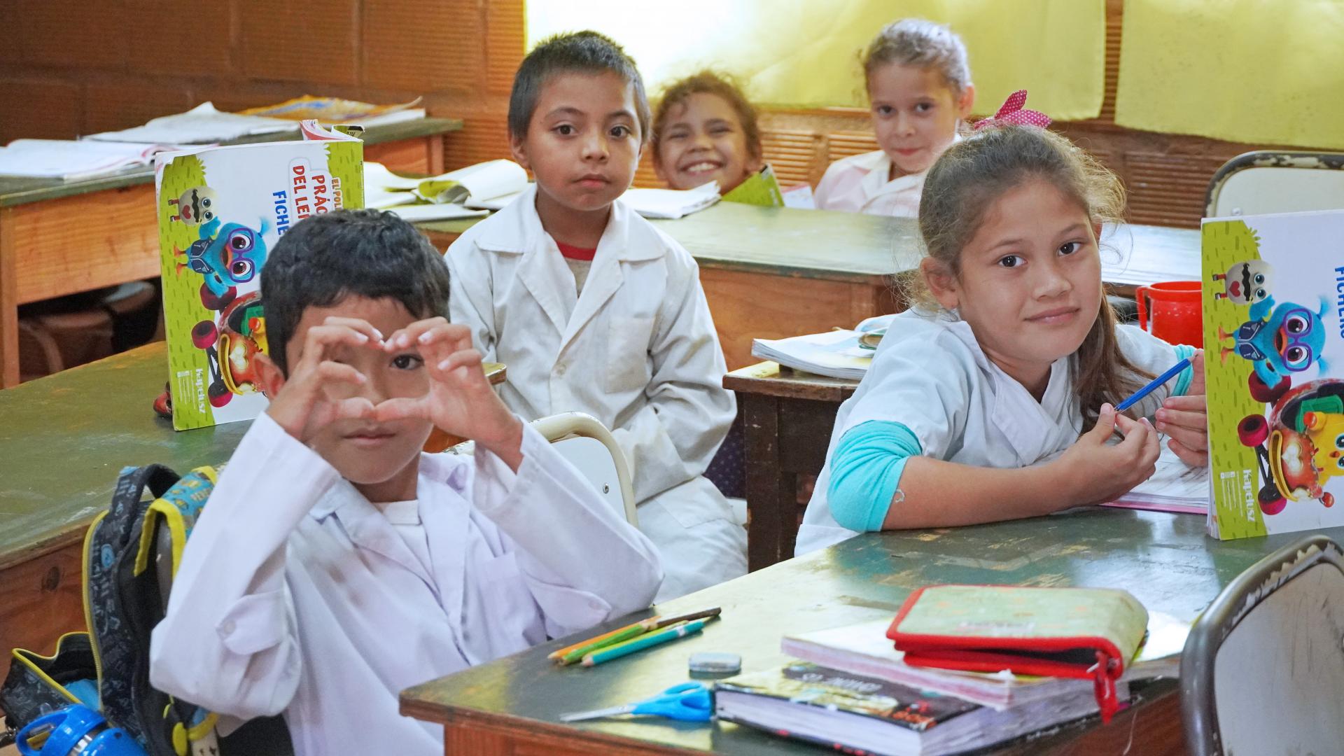 Kinder sitzen im Klassenraum