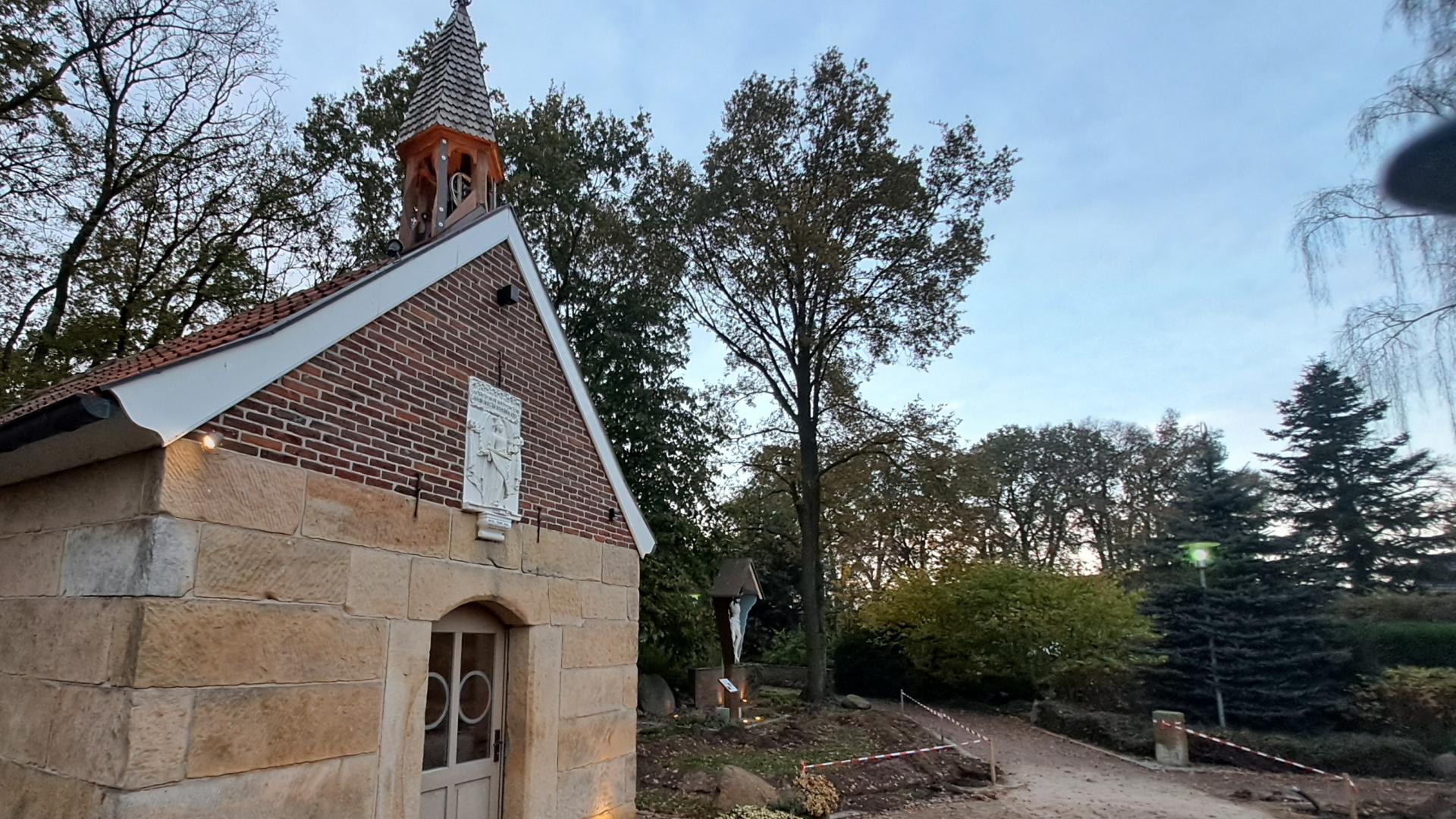 Eine Kapelle an einem Weg.