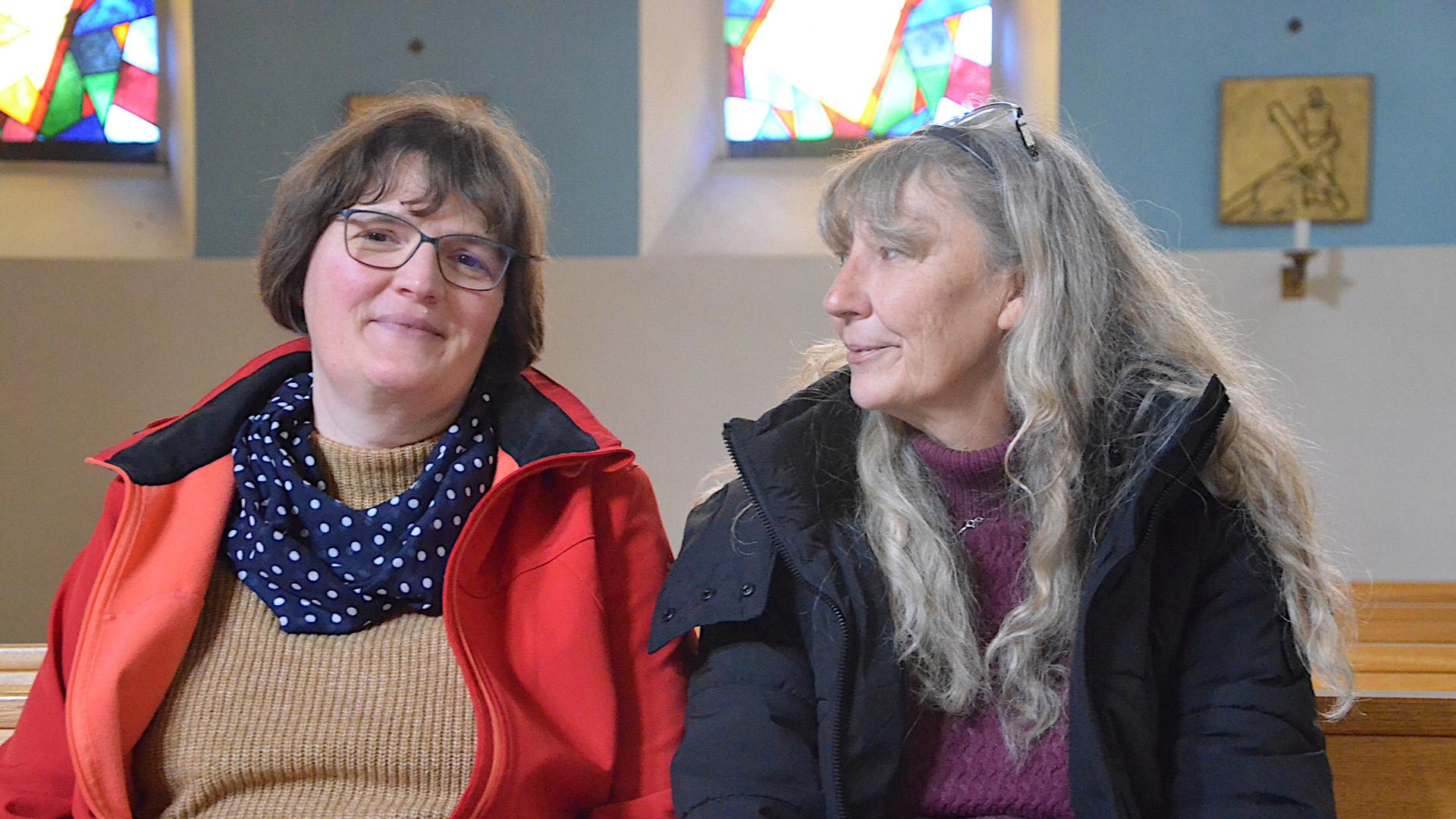 Kerstin Drobe und Jana Hertwig in der Kirche Zur Heiligsten Dreieinigkeit